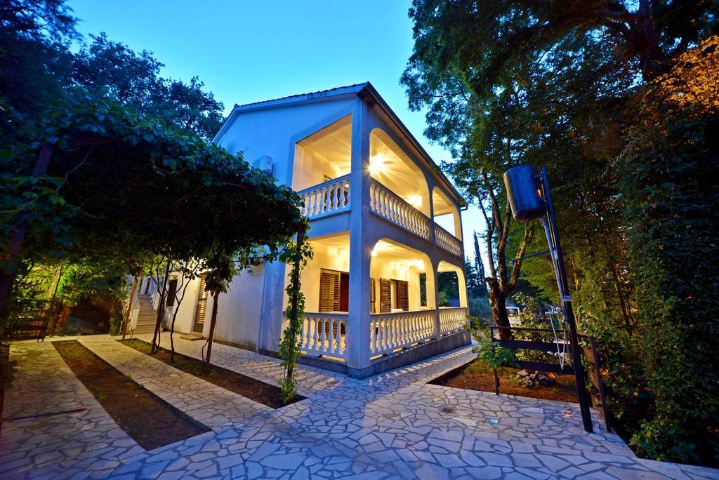 Apartments Karmelic Malinska Rom bilde